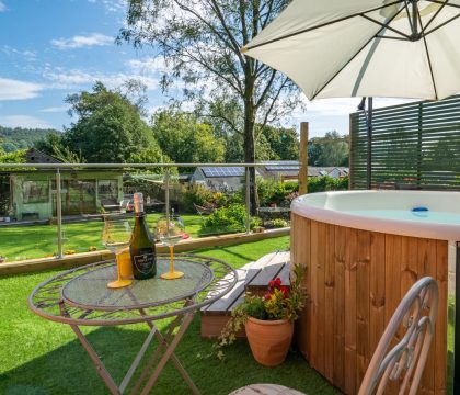 Honey Bee Shepherd's Hut - Hawkshead Glamping - Herdwick Cottages